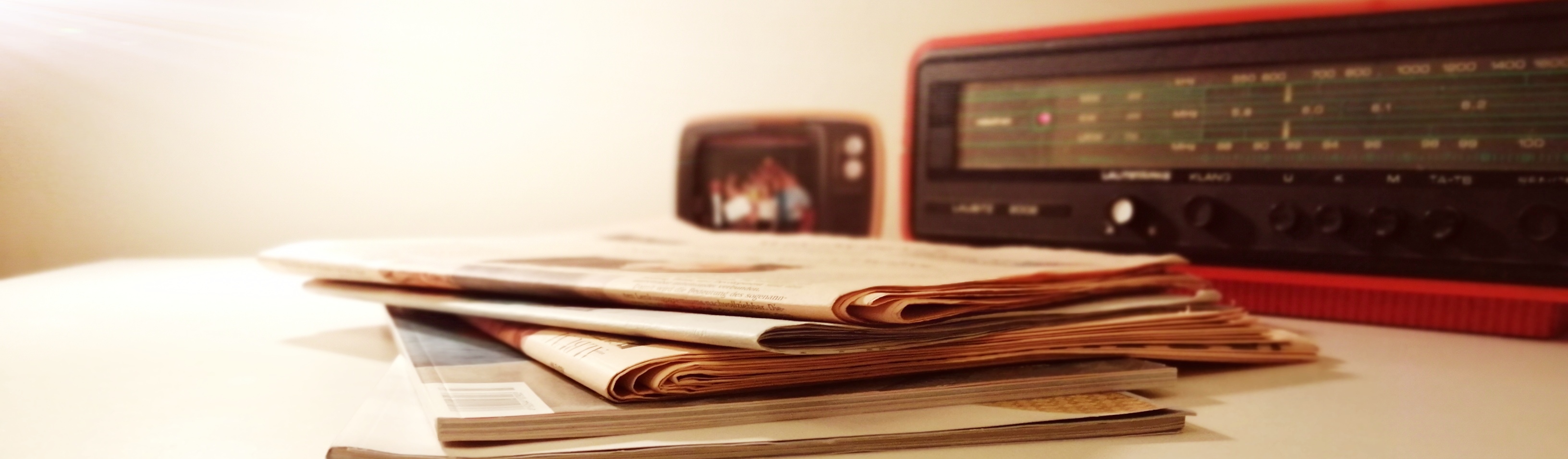 Tisch mit Zeitung und Radio