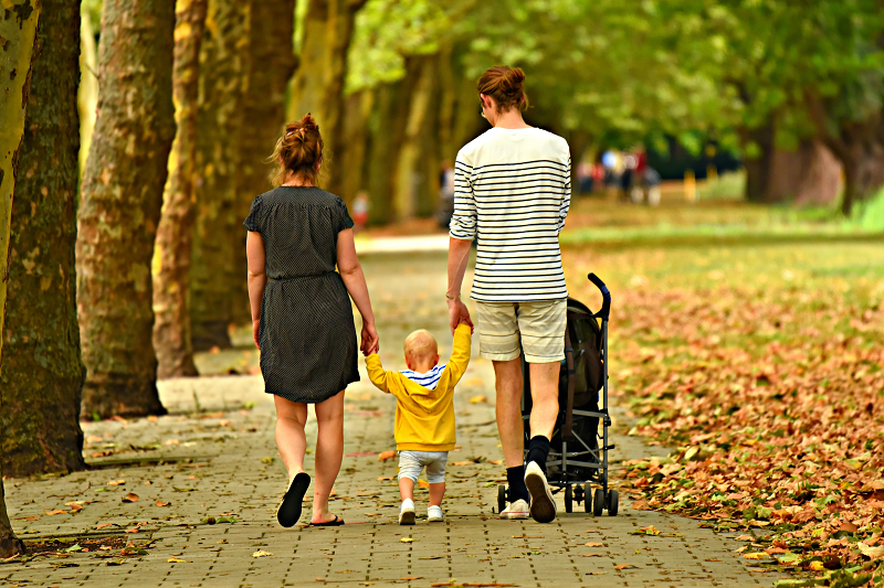Vater-Mutter-Kind gehen spazieren