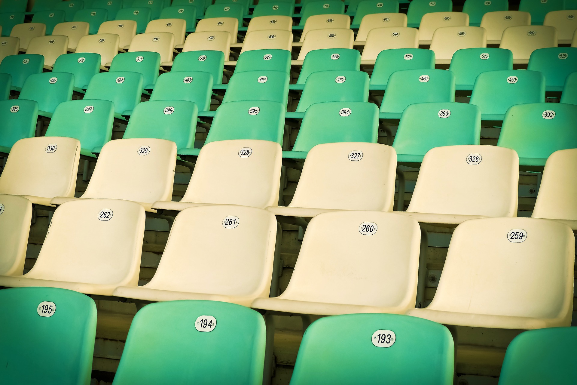 Gelbe und Grüne Stadion-Stühle