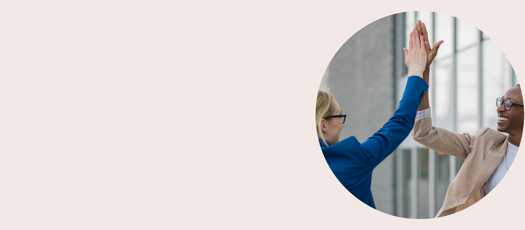 zwei Frauen im Businesslook klatschen zum high five