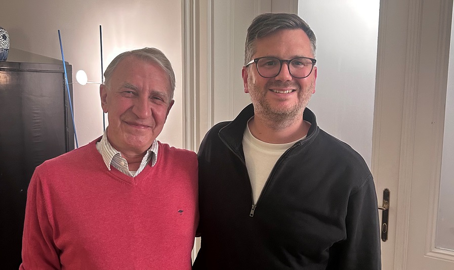 Walter North und Paul Becvar nebeneinander in die Kamera lächelnd