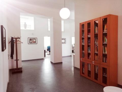 Büro Vorraum mit Bücherregal