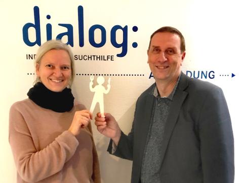 Barbara Waidhofer und Helmut Schmidt halten gemeinsam das Kulturpass-Maxerl hoch