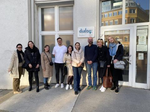 Eien Gruppe von Psychologinnen vor dem Standort Gudrunstraße