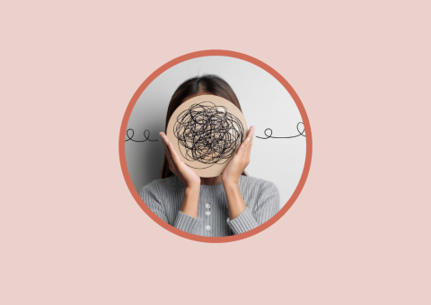 Frau  mit Bild vor dem Kopf