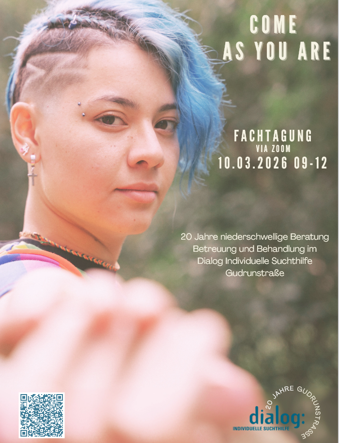 Junge Frau mit blauen Haaren